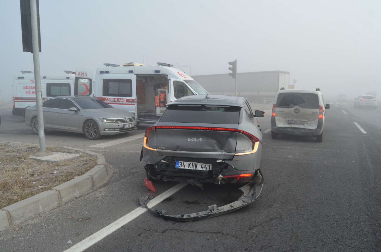Konya yolunda TIR, 4 otomobili biçti 3